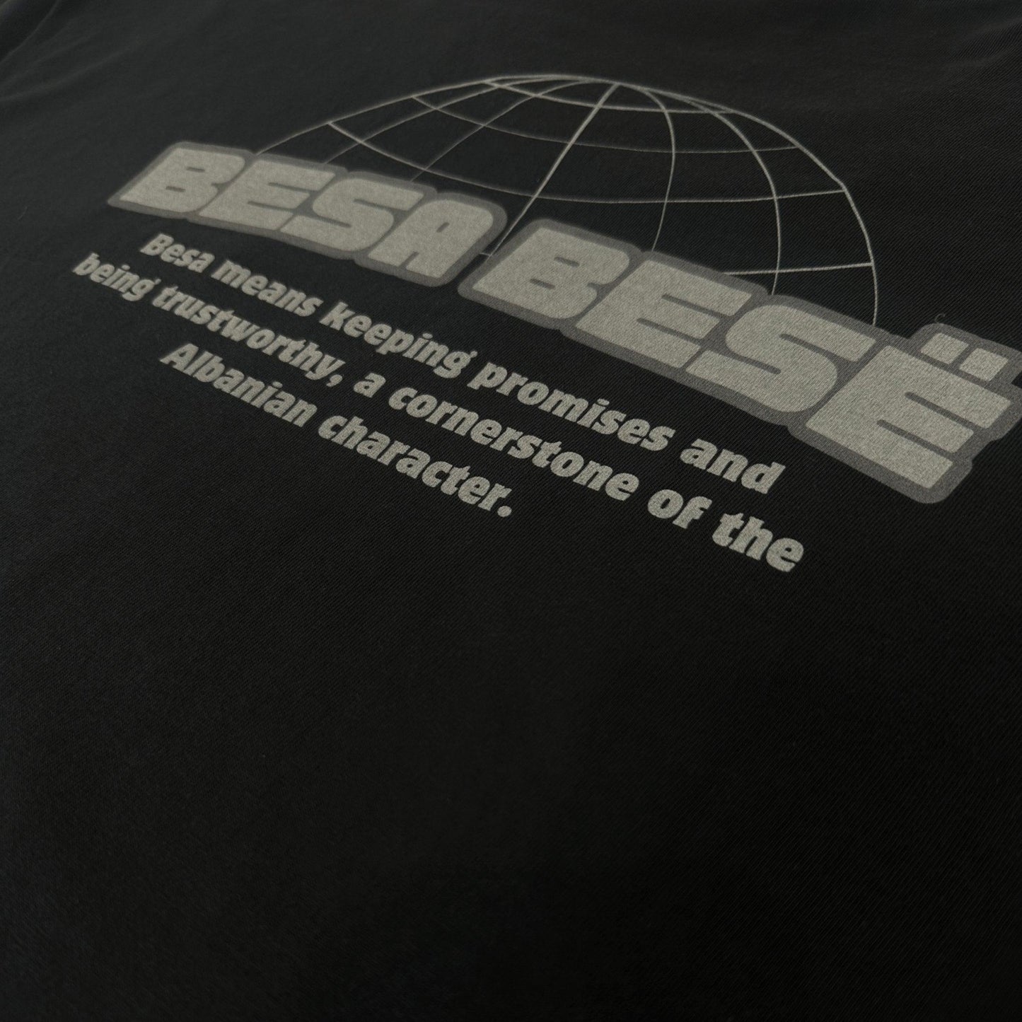 "BESA BESË" TEE - DARK GREY